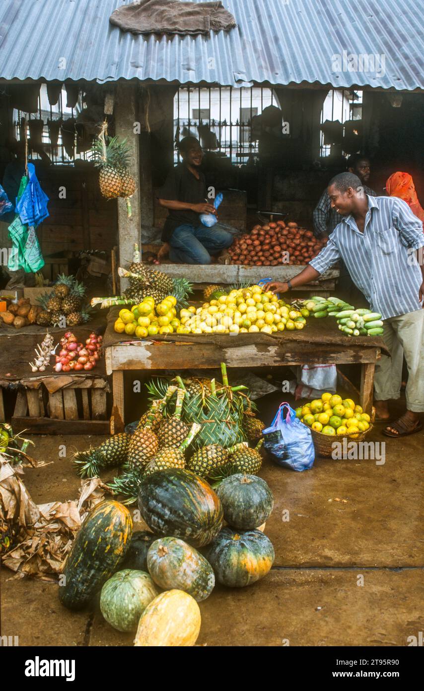 Stallholder au marché Darajani, le marché principal de Stone Town, Zanzibar, Afrique de l'est Banque D'Images