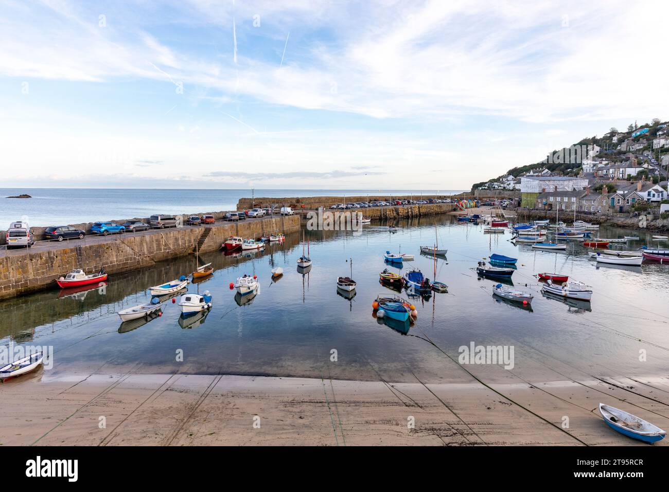 2023, Mousehole village et port de pêche en Cornouailles sur la côte sud-ouest de l'Angleterre, crépuscule de fin d'après-midi sur la journée ensoleillée d'automne, Angleterre, Royaume-Uni, 2023 Banque D'Images