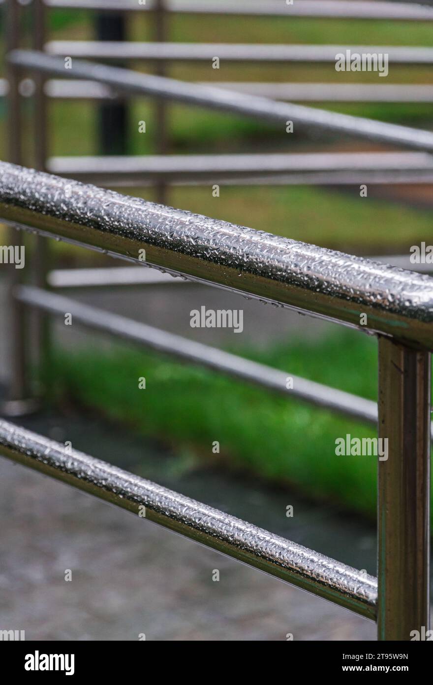 Clôture de protection en acier inoxydable les jours de pluie Banque D'Images