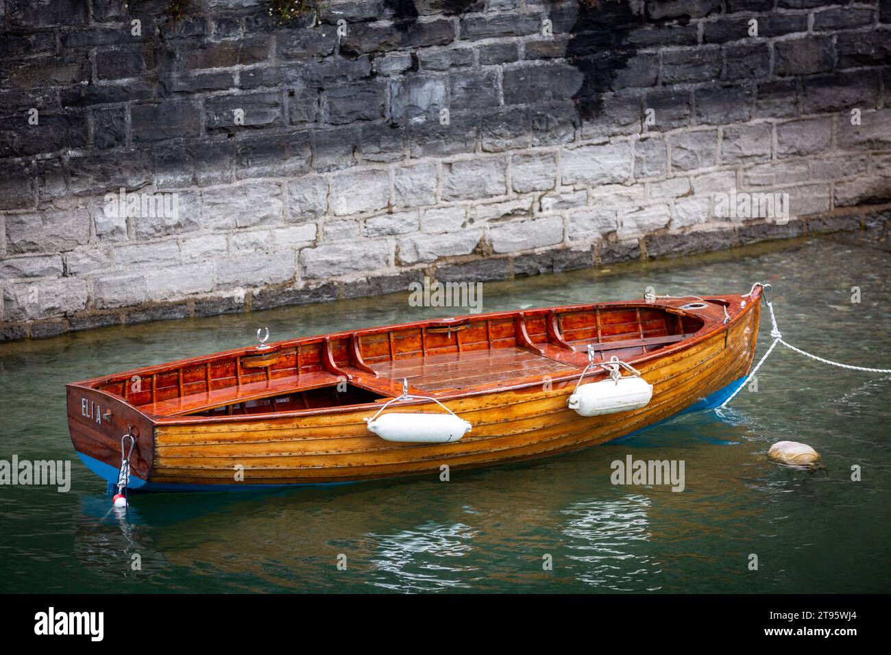Le bateau en bois 'Elia' est amarré à Punta Spartivento sur le lac de Côme à Bellagio, Lombardie, Italie. Banque D'Images