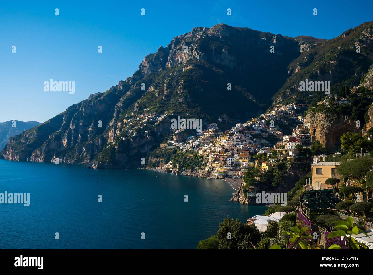 Le charme de Positano sur la côte amalfitaine, dans le sud de l'Italie, se déploie dans ce paysage. L'élégance architecturale rencontre des falaises accidentées et des mers azur, créant un Banque D'Images