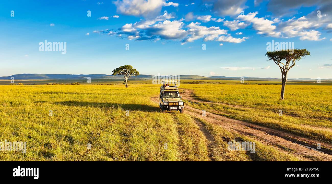 Maasai Mara, Kenya, 22-décembre-2020 - les touristes dans un safari en voiture apprécient l'immensité et le grand pays de ciel de la Réserve de chasse Maasai Mara Banque D'Images