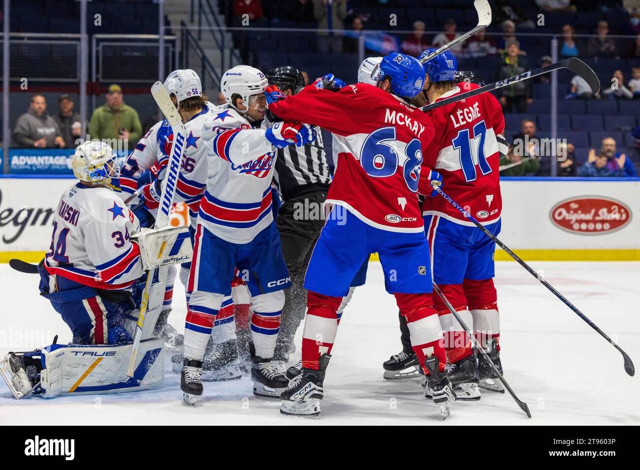 Rochester, New York, États-Unis. 25 novembre 2023. L'attaquant américain de Rochester Mason Jobst (26) combat en troisième période contre le Rocket de Laval. Les Américains de Rochester ont accueilli le Rocket de Laval dans un match de la Ligue américaine de hockey au Blue Cross Arena de Rochester, New York. (Jonathan Tenca/CSM). Crédit : csm/Alamy Live News Banque D'Images