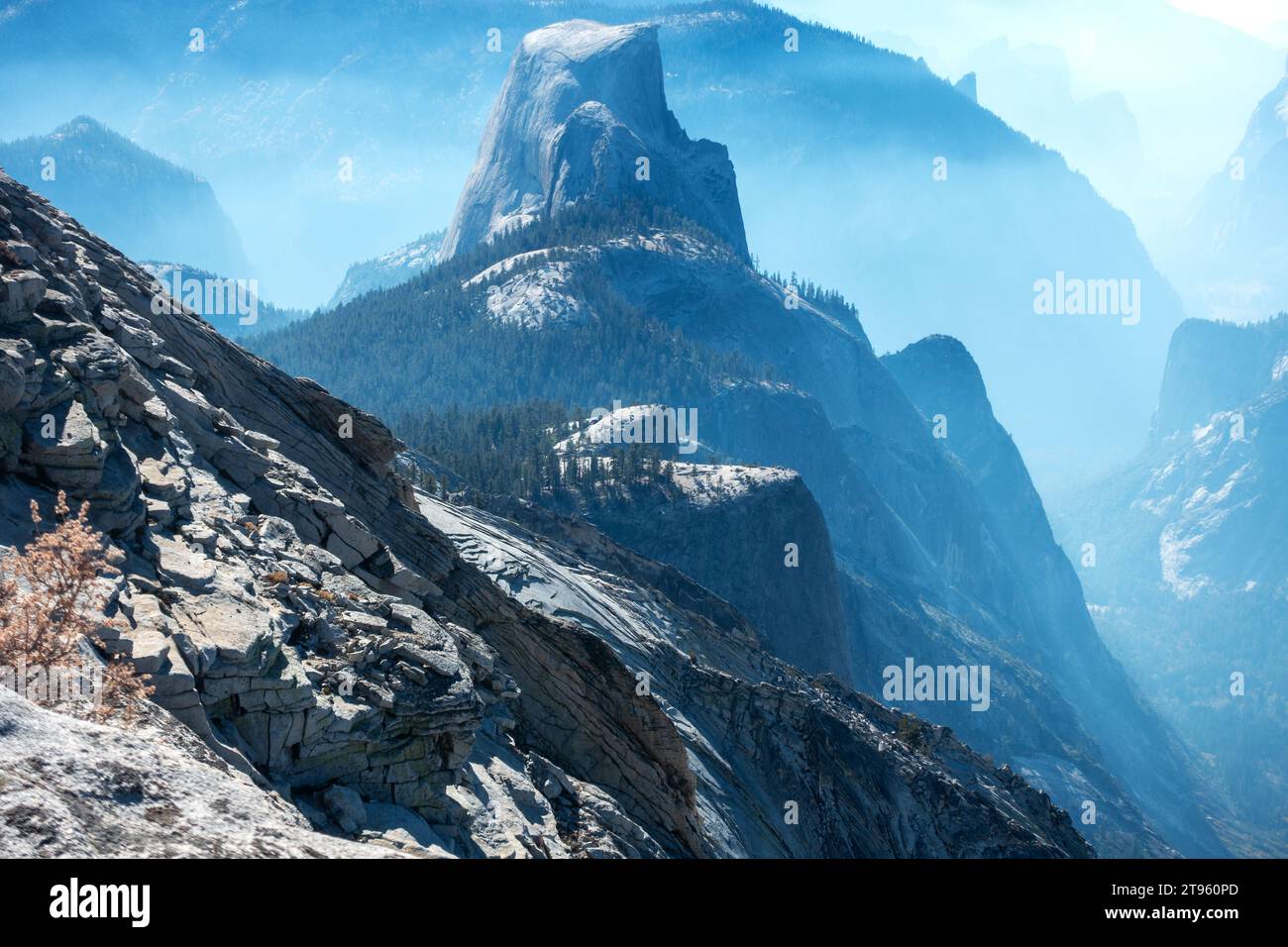 Granite Mountain Peak Half Dome vue arrière. Vue aérienne surréaliste du paysage de la vallée du parc national de Yosemite, remplie de brume de fumée de feu contrôlée Banque D'Images