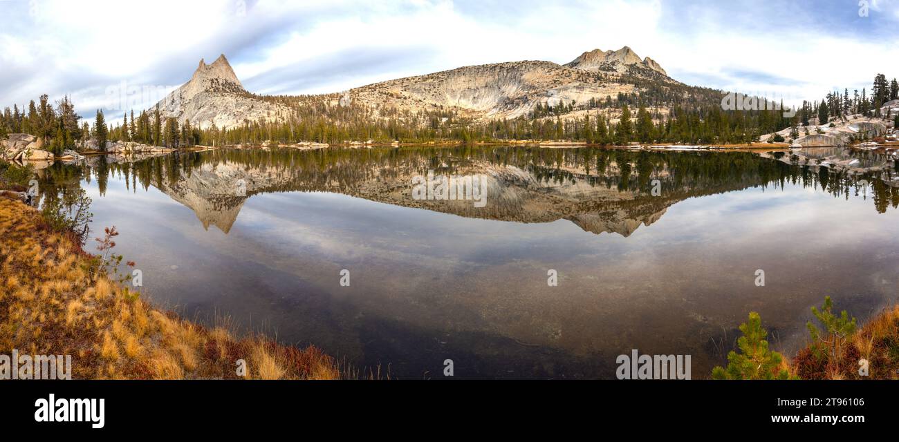 Sierra Nevada Granite Mountain pics reflétés dans Upper Cathedral Lake Calm Water. Symétrie dans la nature, Parc National Yosemite Paysage panoramique Banque D'Images