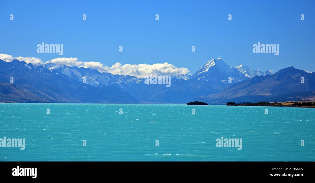 mont cook par une journée ensoleillée d'été, à travers les eaux turquoise du lac tekapo, près de twizel, sur l'île du sud de la nouvelle-zélande Banque D'Images