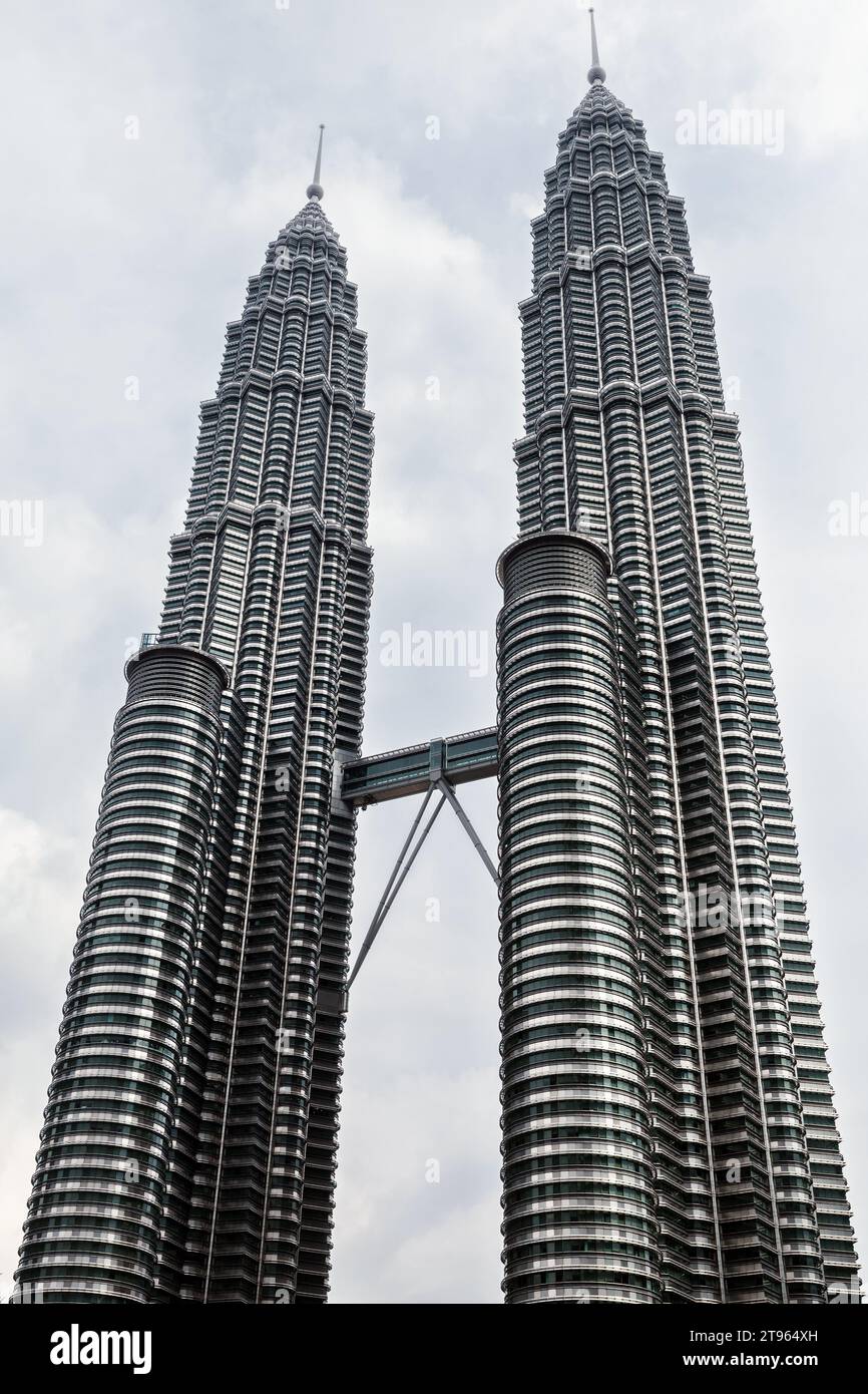 Kuala Lumpur, Malaisie - 25 novembre 2019 : tours jumelles Petronas sous un ciel nuageux lumineux. Gros plan photo vertical Banque D'Images
