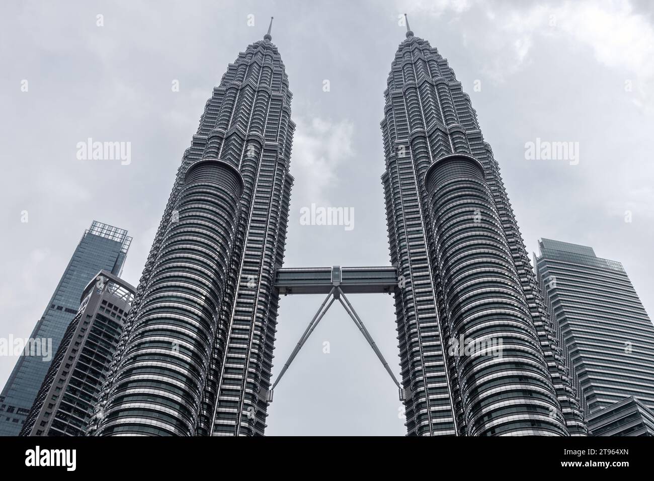 Kuala Lumpur, Malaisie - 25 novembre 2019 : extérieur des tours jumelles Petronas par temps nuageux Banque D'Images
