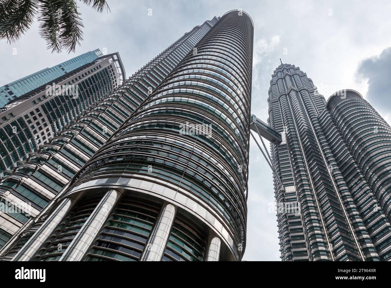 Kuala Lumpur, Malaisie - 25 novembre 2019 : Skyline de la ville avec les tours jumelles Petronas sous un ciel nuageux Banque D'Images