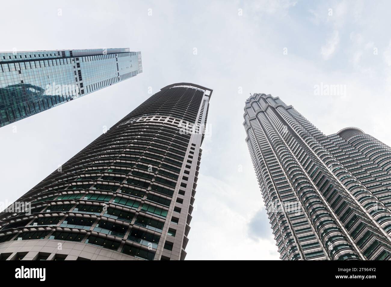 Kuala Lumpur, Malaisie - 25 novembre 2019 : gratte-ciel sous ciel nuageux, vue de bas en haut de la ville de Kuala Lumpur Banque D'Images