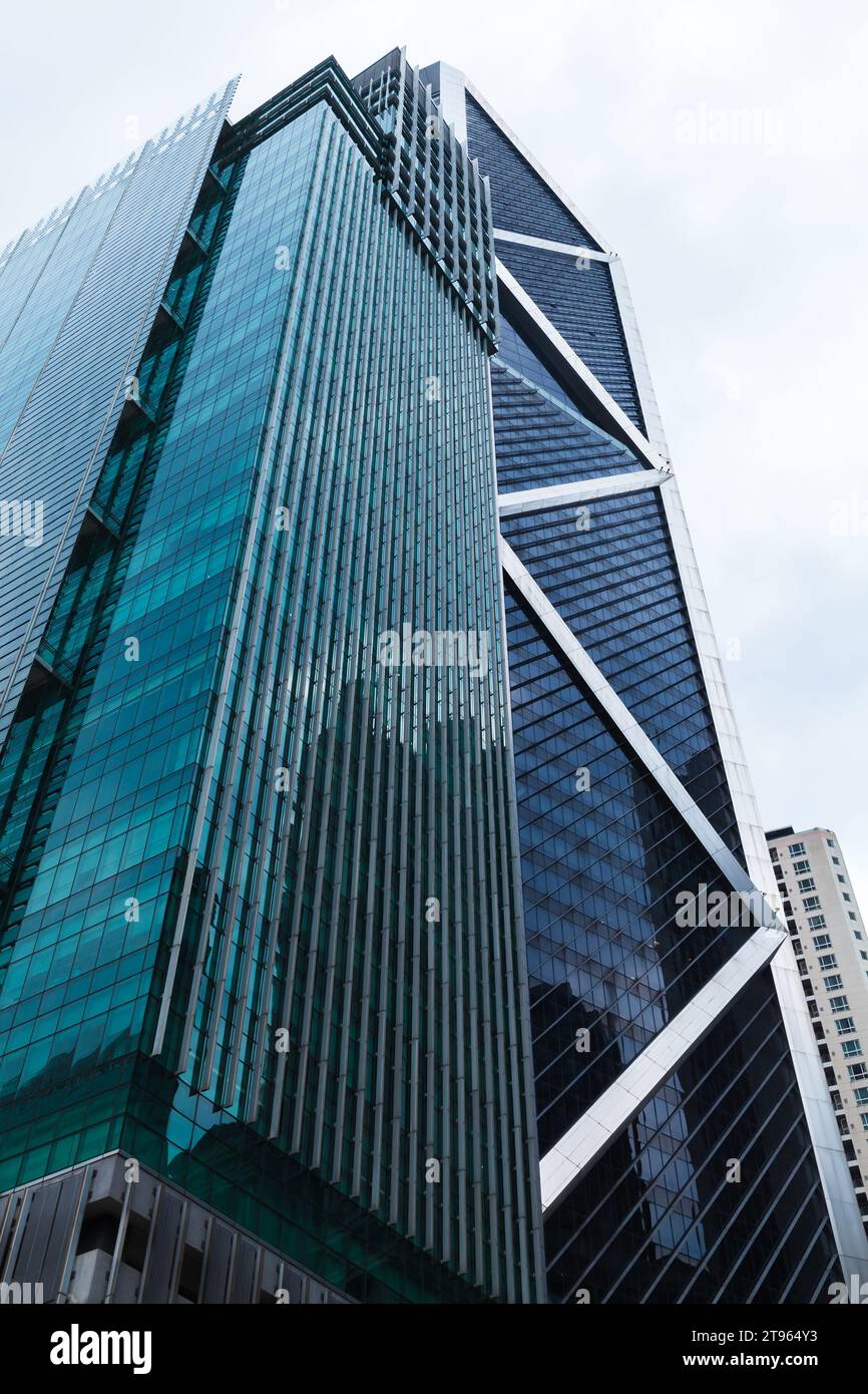 Kuala Lumpur, Malaisie - 25 novembre 2019 : les gratte-ciel modernes sont sous un ciel lumineux, photo verticale Banque D'Images