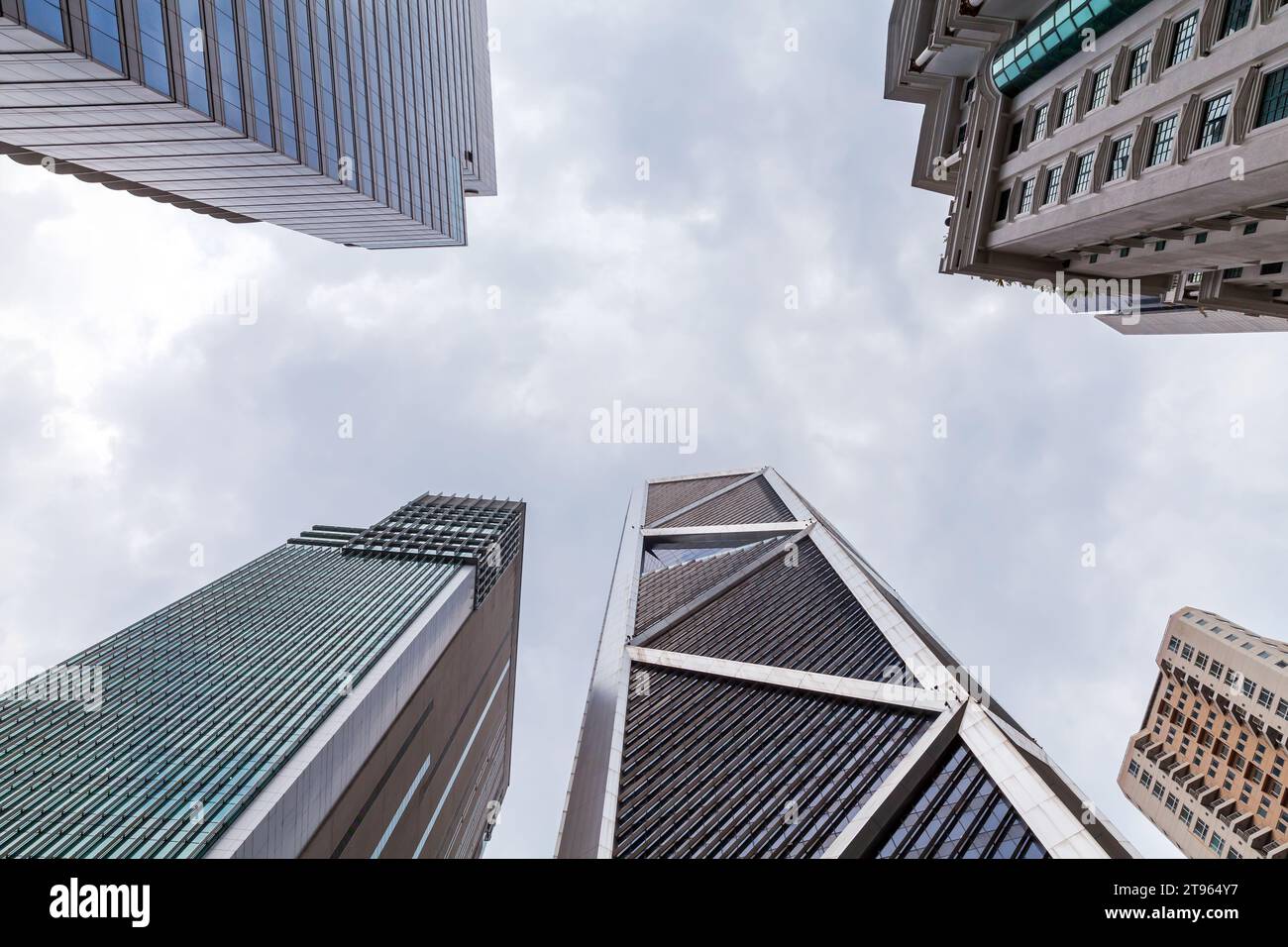 Kuala Lumpur, Malaisie - 25 novembre 2019 : vue sur la ville de Kuala Lumpur, les gratte-faux sont sous un ciel nuageux lumineux, vue de bas en haut Banque D'Images