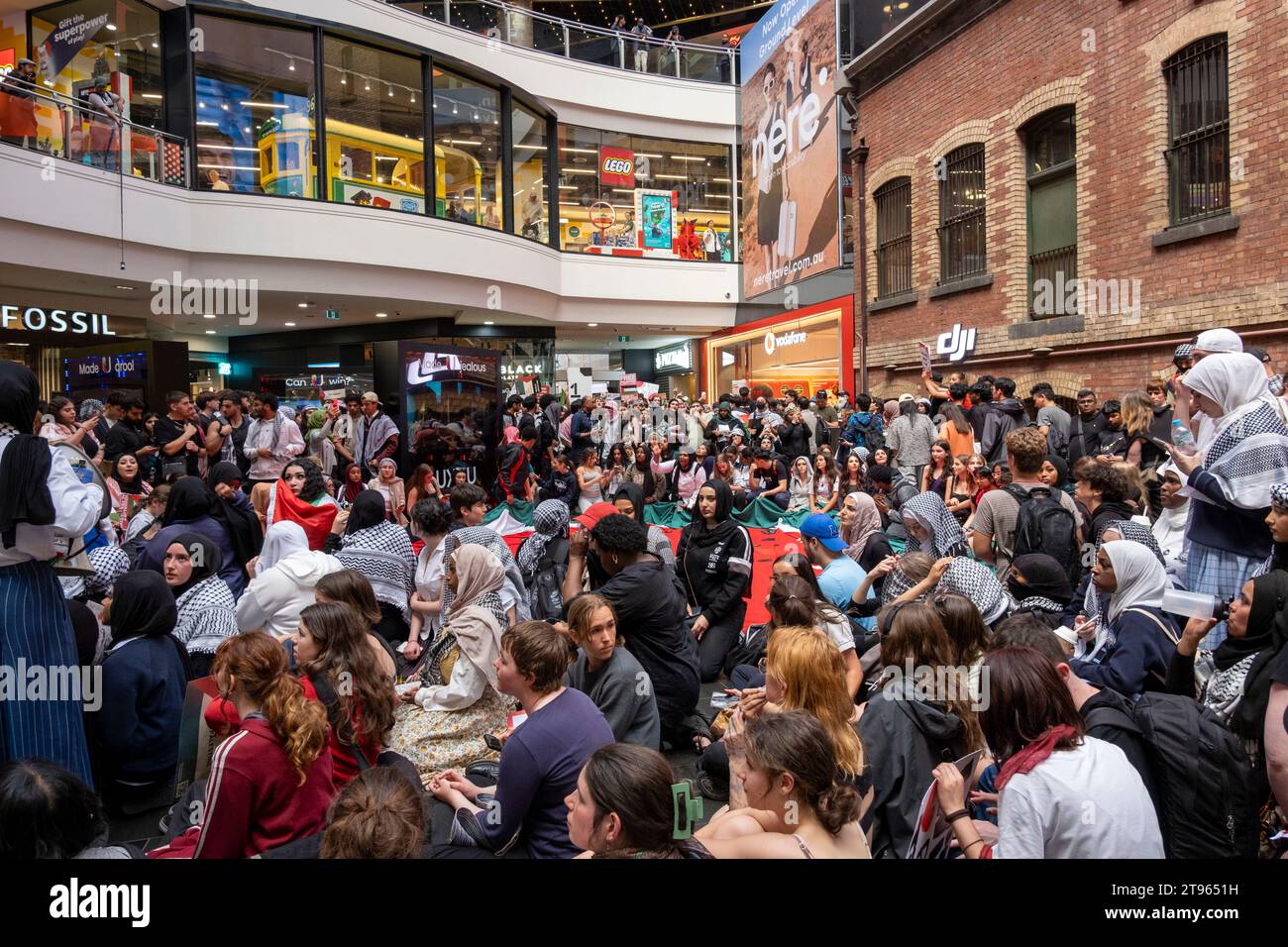 Des élèves se rassemblent pour soutenir la Palestine dans un centre commercial à Melbourne, Victoria, Australie Banque D'Images