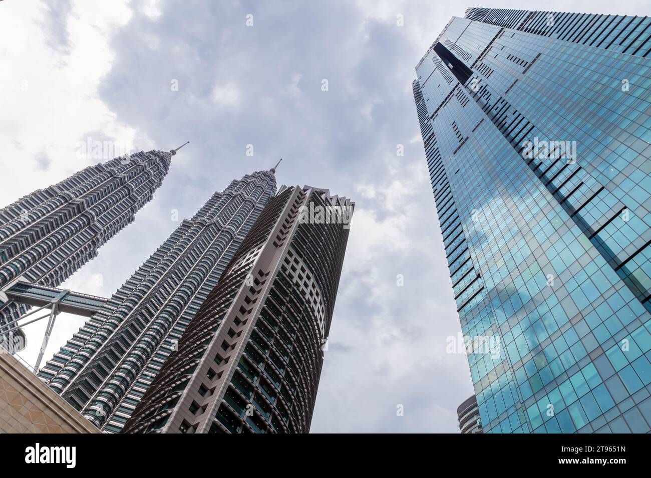Kuala Lumpur, Malaisie - 25 novembre 2019 : Kuala Lumpur vue de bas en haut avec des gratte-ciel sous un ciel nuageux Banque D'Images