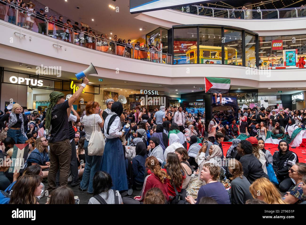 Des élèves se rassemblent pour soutenir la Palestine dans un centre commercial à Melbourne, Victoria, Australie Banque D'Images