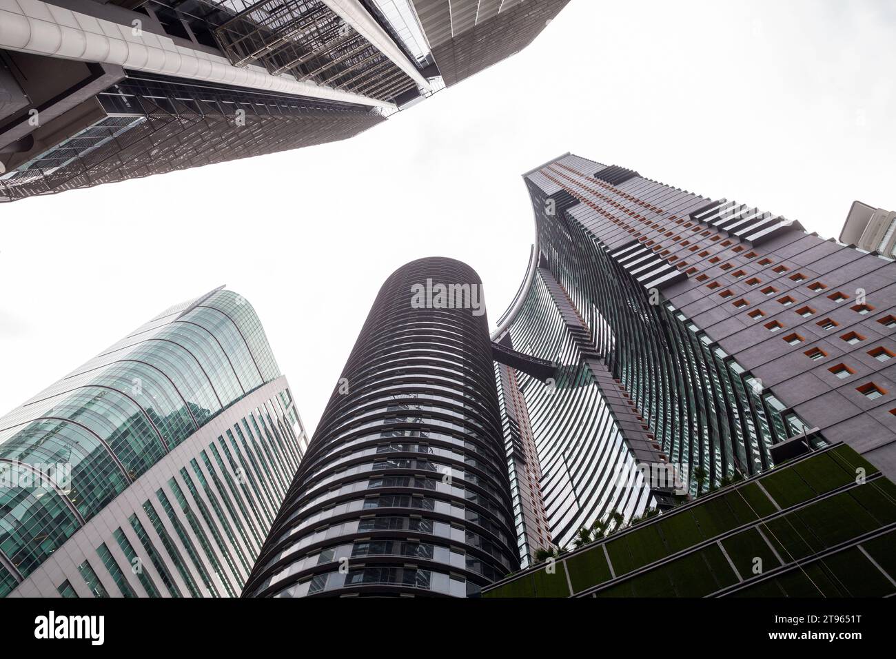 Kuala Lumpur, Malaisie - 25 novembre 2019 : Kuala Lumpur centre-ville, les gratte-ciel modernes sont sous un ciel lumineux Banque D'Images