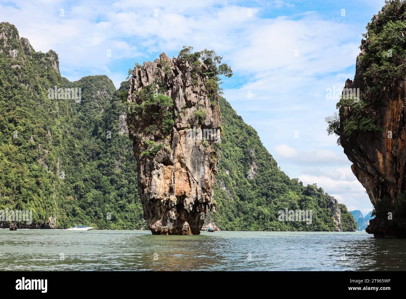 Vue sur l'île James Bond (Koh Tapu) dans la baie de Phang Nga de la mer d'Andaman, Thaïlande Banque D'Images