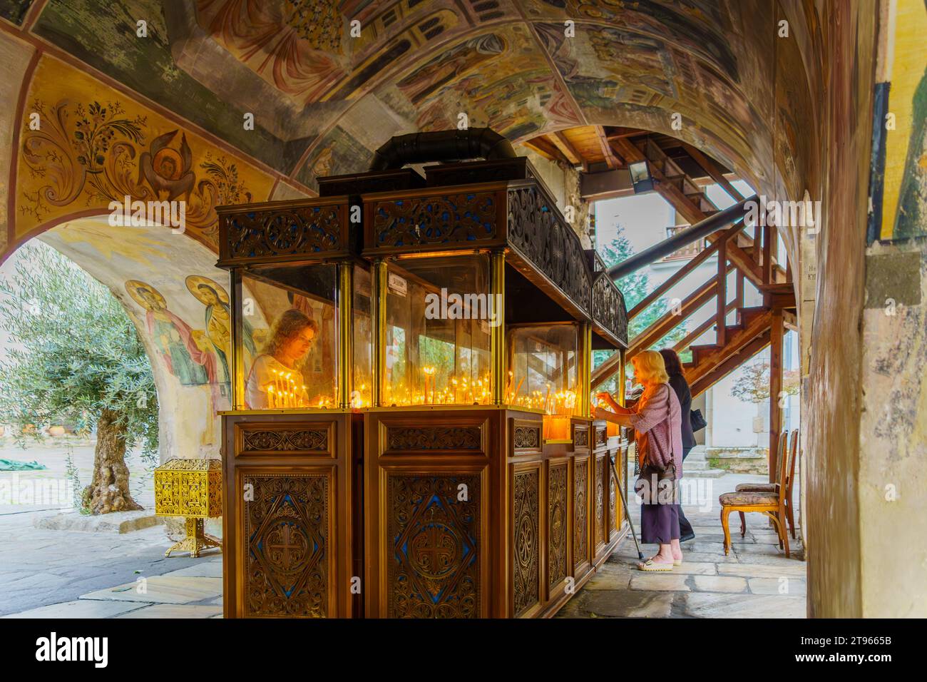 Bachkovo, Bulgarie - 26 septembre 2023 : vue des pèlerins allumant des bougies, dans le monastère Bachkovo de la Dormition de Theotokos, Bulg sud Banque D'Images