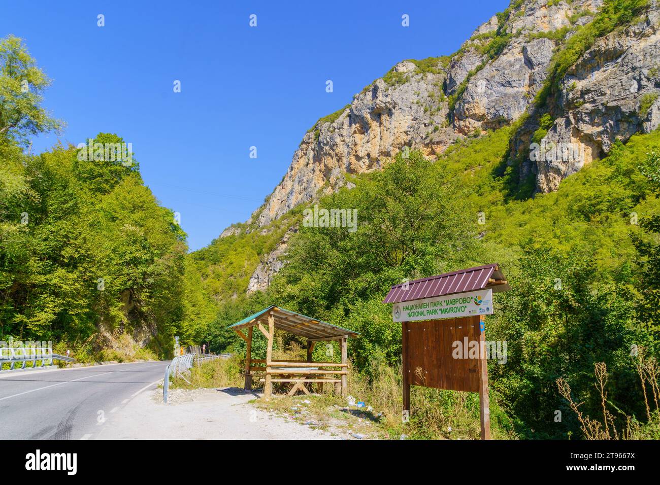 Mavrovo, Macédoine du Nord - 04 octobre 2023 : vue de la route et du paysage dans le parc national de Mavrovo, Macédoine du Nord Banque D'Images