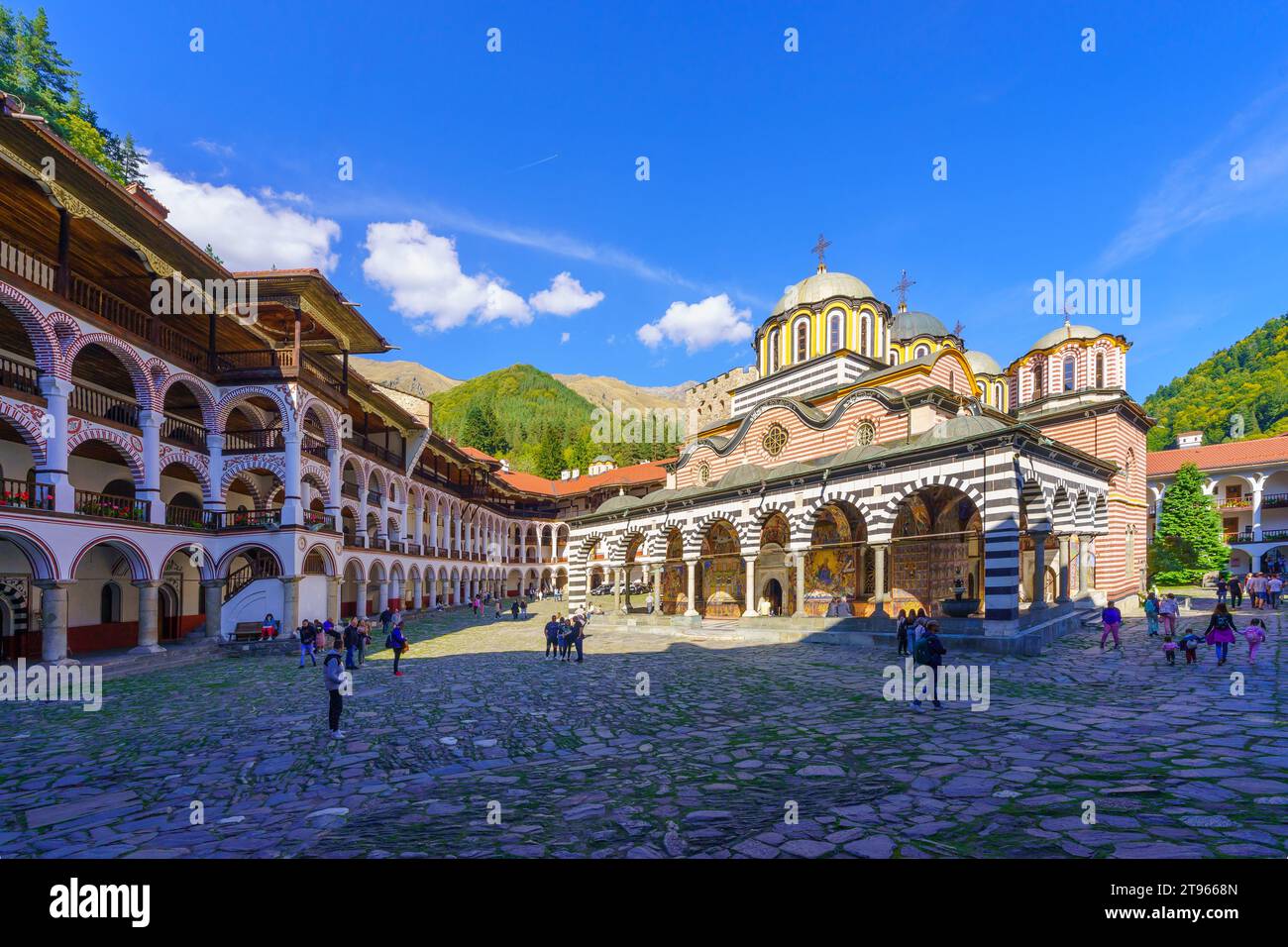 Rila, Bulgarie - 07 octobre 2023 : vue de la cour du monastère de Rila (monastère de Saint Jean de Rila), avec des visiteurs. Bulgarie Banque D'Images