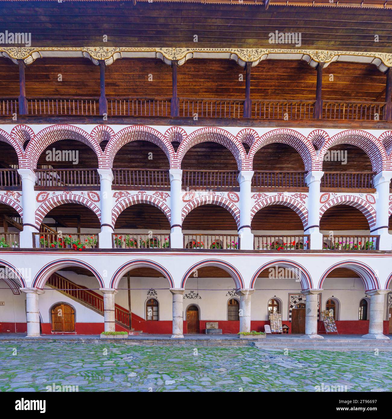 Rila, Bulgarie - 07 octobre 2023 : vue des couloirs extérieurs voûtés dans le monastère de Rila (monastère de Saint Jean de Rila), Bulgarie Banque D'Images