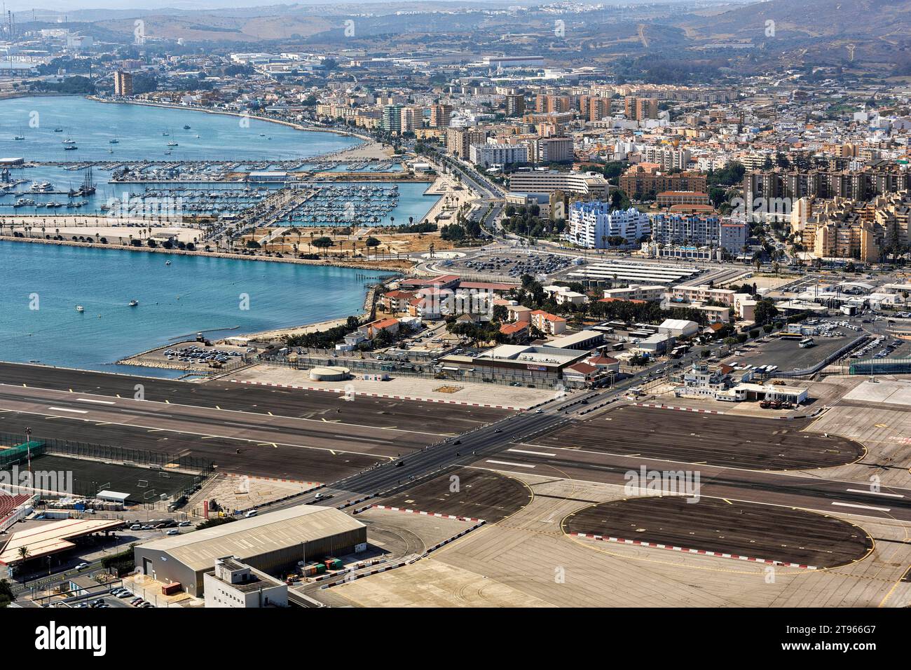 Vue du rocher de Gibraltar à l'aéroport et la piste, Royal Air Force Station, Winston Churchill Avenue, Gibraltar, Baie d'Algésiras dans le Banque D'Images