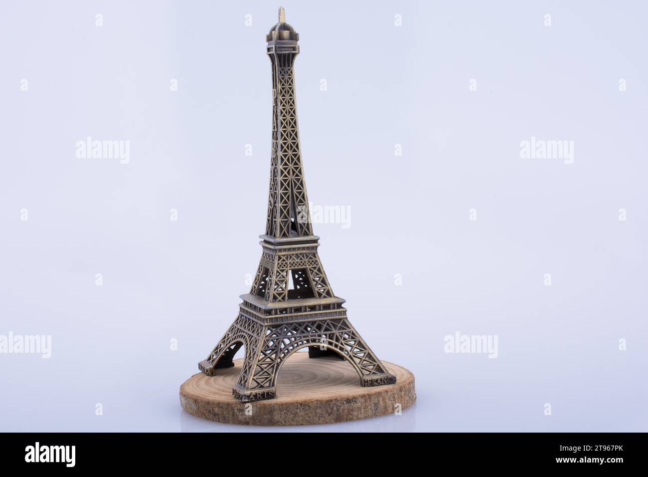 Petit modèle Tour Eiffel sur une pièce en bois Banque D'Images