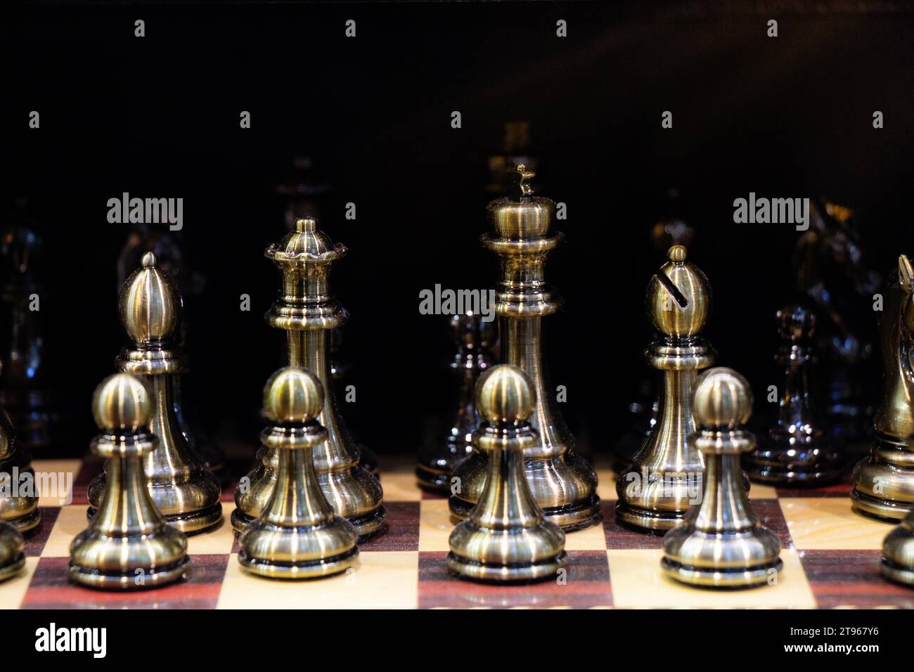 Jeu intellectuel - échecs. Pièces d'échecs en bois sur le chessboard Banque D'Images