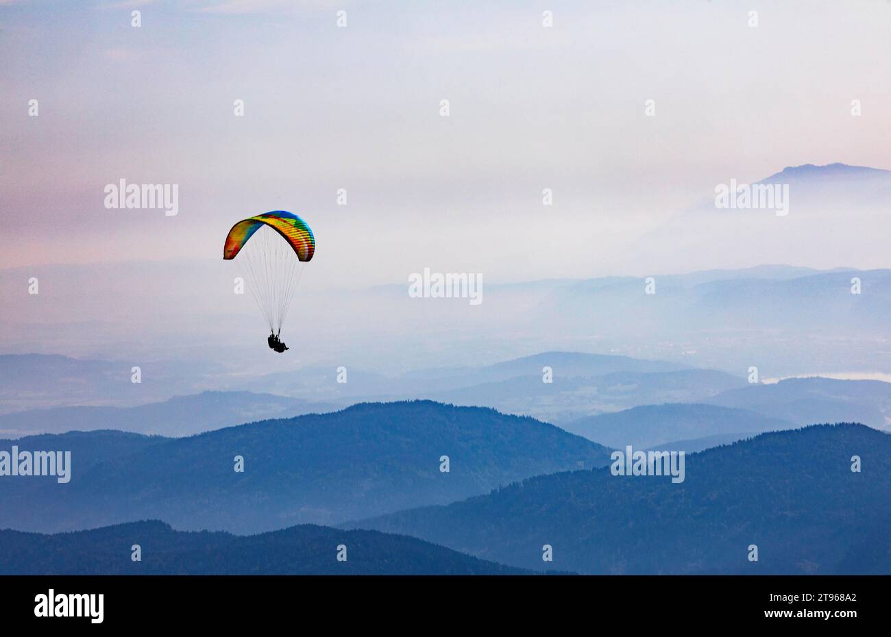 Parapente au-dessus des montagnes avec vue sur le bassin de Klagenfurt et les Alpes Karawanken, Gerlitzen, Gerlitzen Alpe, Nockberge, Gurktaler Banque D'Images