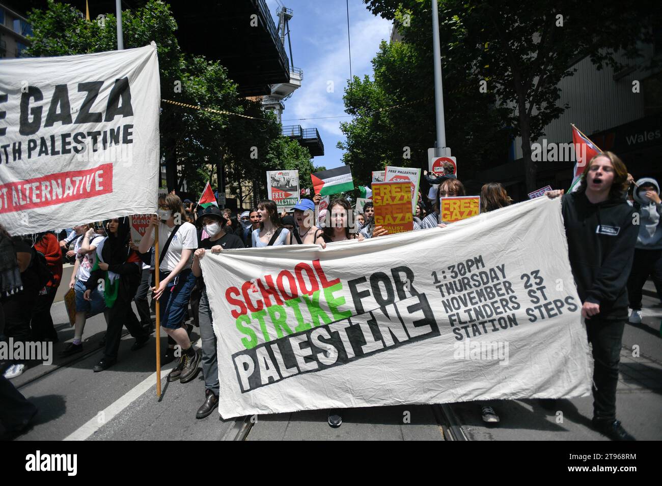 23 novembre 2023, Melbourne, Australie. Les étudiants de Melbourne organisent une sortie de l'école pour protester contre la guerre en cours contre Gaza, pour sensibiliser et appeler à un cessez-le-feu. Crédit : Jay Kogler/Alamy Live News Banque D'Images