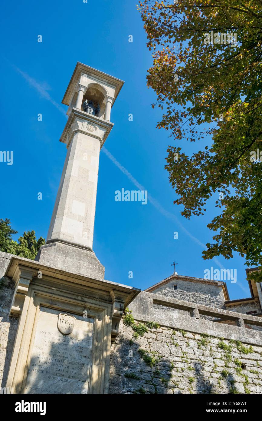 Monument à Saint François en face de l'église de San Quirino, ville de Saint-Marin, Saint-Marin Banque D'Images