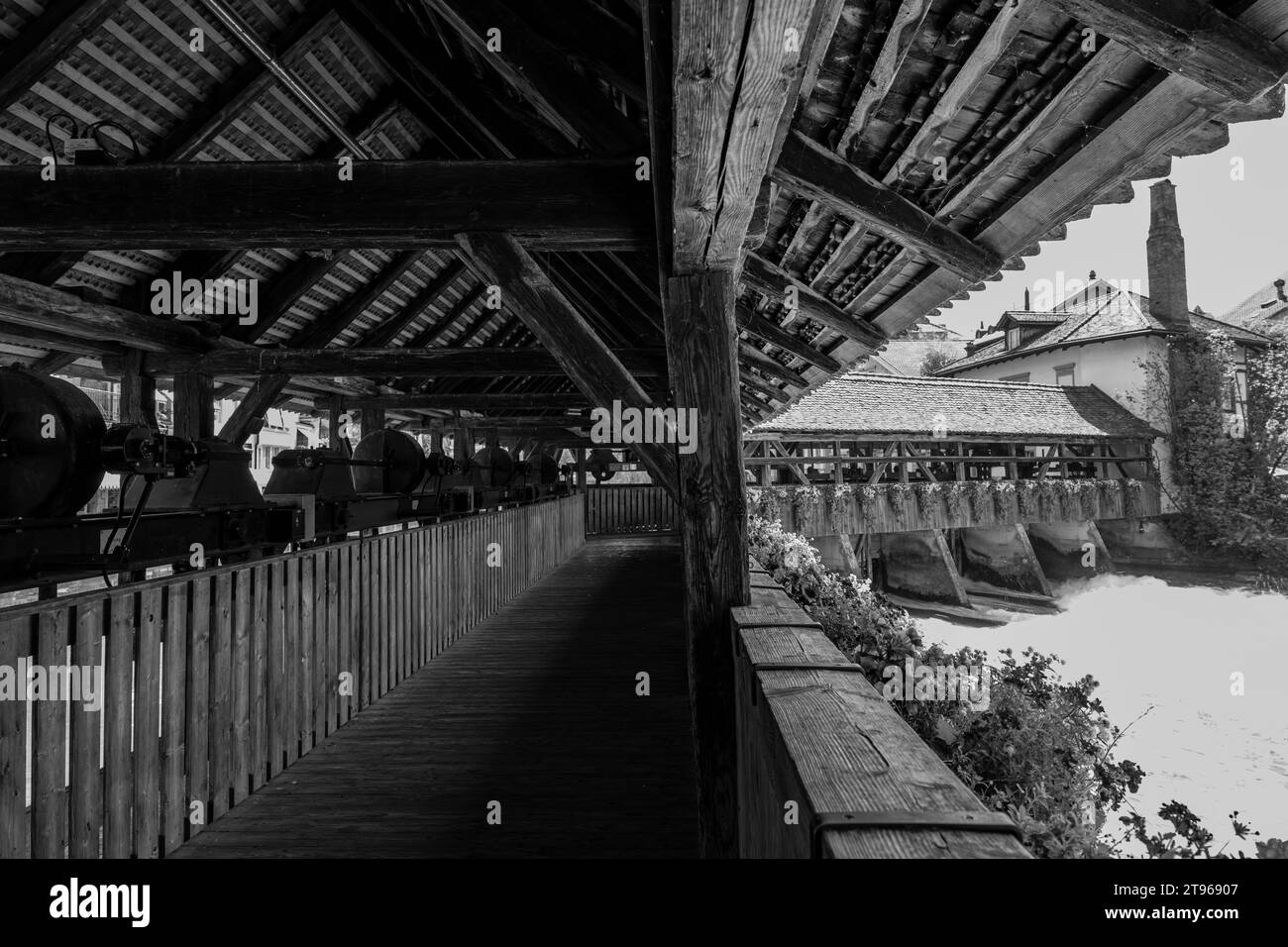 Rivière Aare dans la ville de Thoune et Pont Untere Schleuse dans une journée d'été ensoleillée dans l'Oberland bernois, canton de Berne, Suisse Banque D'Images