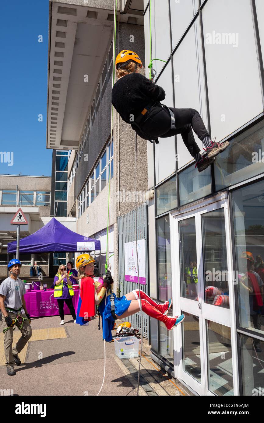 Anna Firth députée, députée conservatrice de la circonscription de Southend West, descendant en rappel l'hôpital Southend pour l'association caritative du NHS en tant que Wonder Woman Banque D'Images