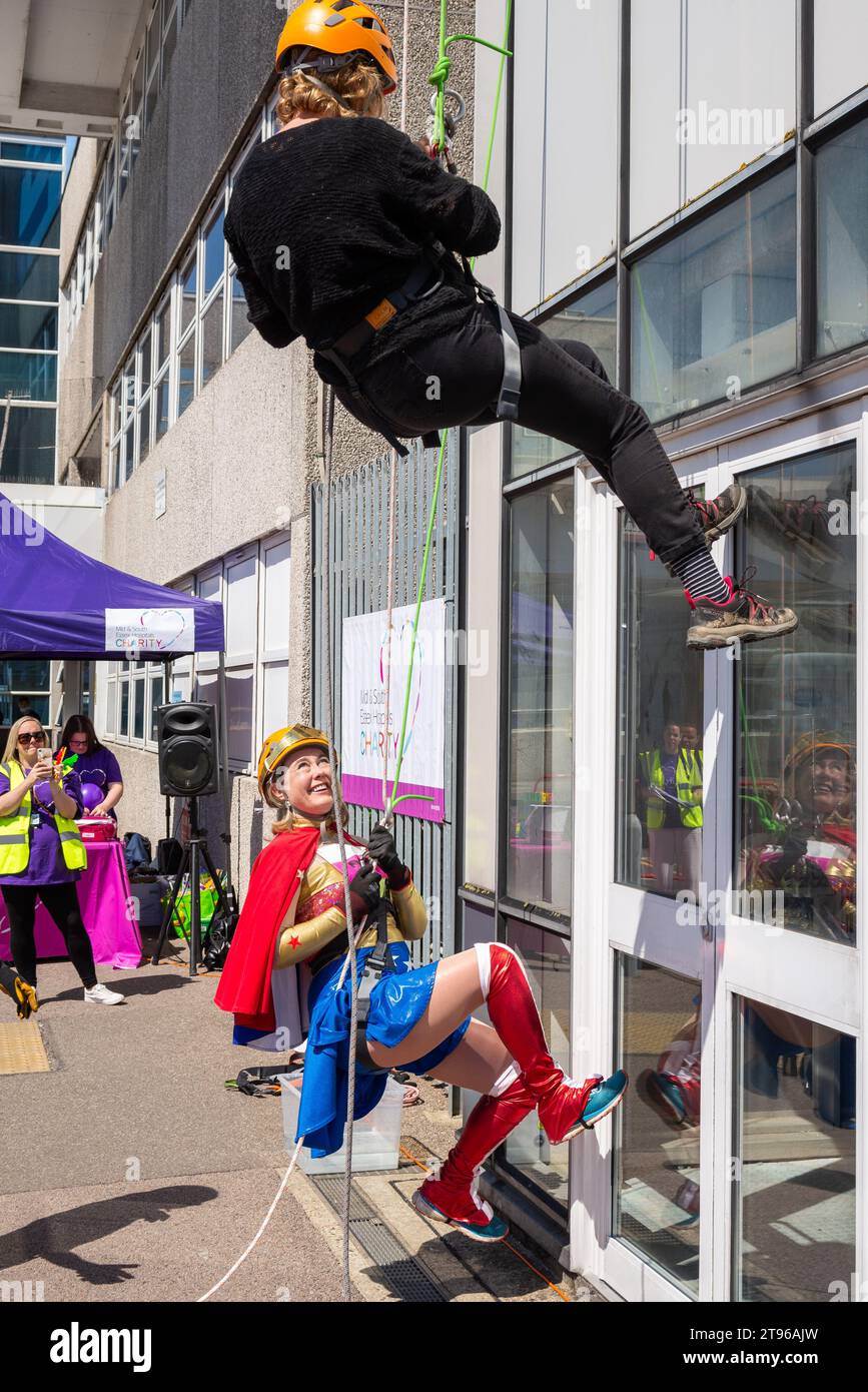 Anna Firth députée, députée conservatrice de la circonscription de Southend West, descendant en rappel l'hôpital Southend pour l'association caritative du NHS en tant que Wonder Woman Banque D'Images