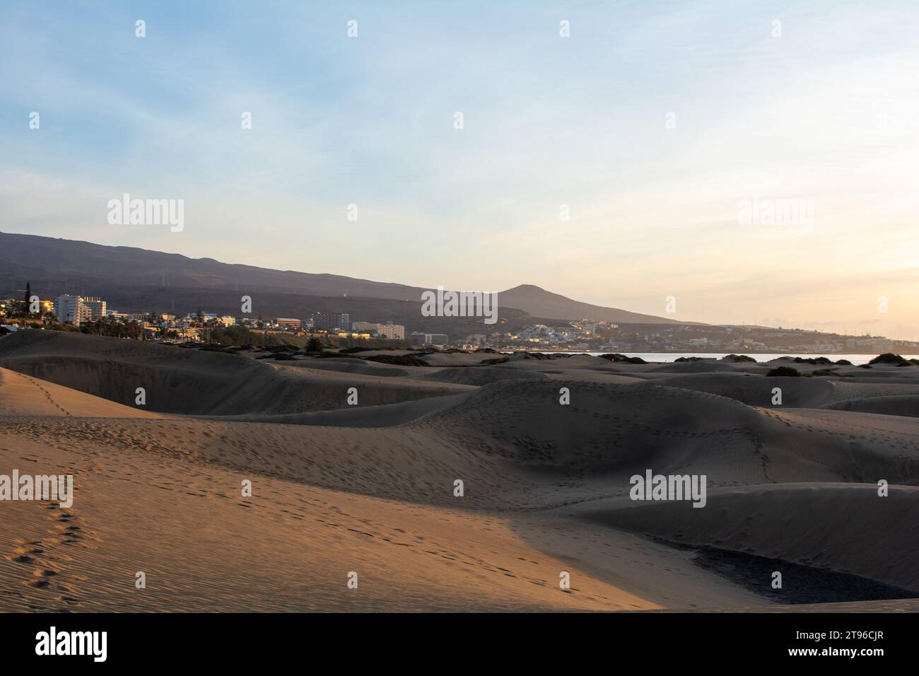 Dunes de sable de Maspalomas avec vue sur la ville de Playa del Inglés sur l'île des Canaries de Gran Canaria, Espagne, Europe. Les immenses dunes de sable ressemblent Banque D'Images
