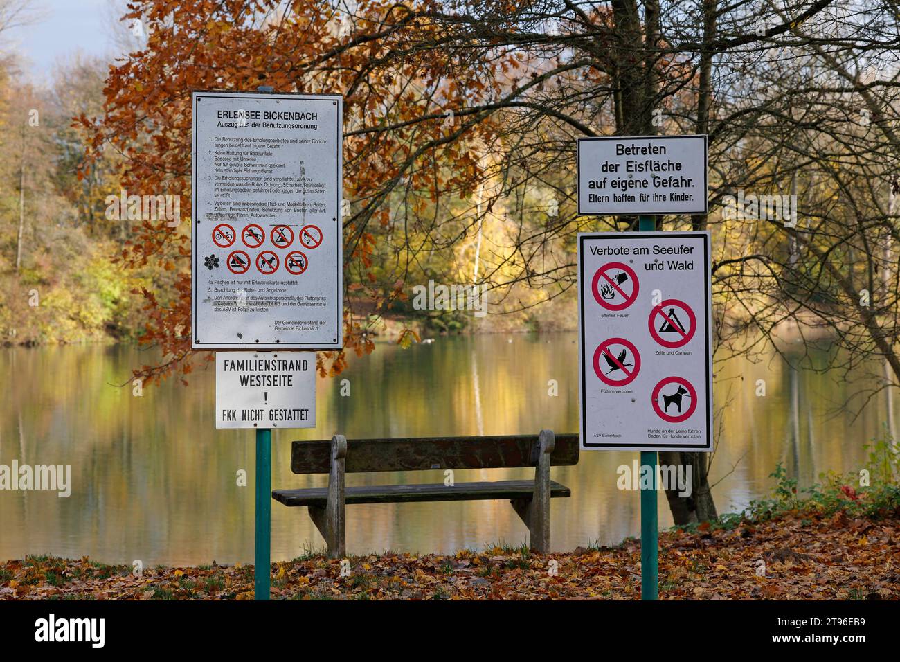 22.11.2023 Herbststimmung am Erlensee mit Bank zum Ausruhen und Genießen des Ausblickes von Laubfärbung Spiegelung auf Wasseroberfläche hier Verbotsschilder am Familienstrand - kein FKK - Betrett der Eisfläche verboten - kein offenes Feuer Bickenbach Hessen Deutschland *** 22 11 2023 ambiance automnale à Erlensee avec banc pour se reposer et profiter la vue de la coloration du feuillage reflet sur la surface de l'eau ici panneaux d'interdiction sur la plage familiale aucun nudisme entrant dans la surface de glace interdit aucun feu ouvert Bickenbach Hessen Allemagne Credit : Imago/Alamy Live News Banque D'Images