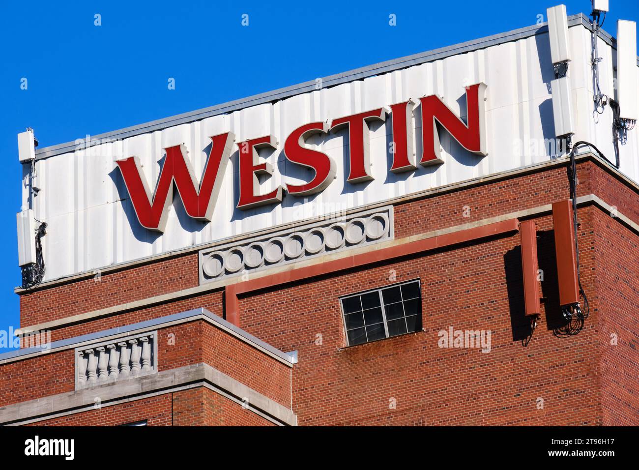Signe de l'hôtel Westin sur le dessus de la façade du bâtiment, contre le ciel bleu Banque D'Images