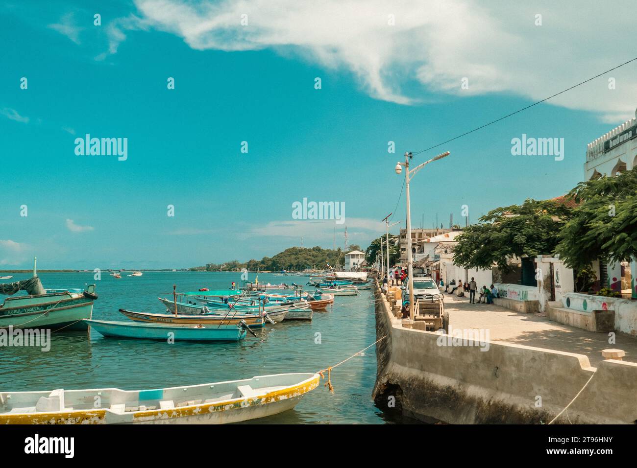 Vue de Shela Beach avec des bateaux et des gens sur une journée bien remplie à Lamu Isand, Kenya Banque D'Images