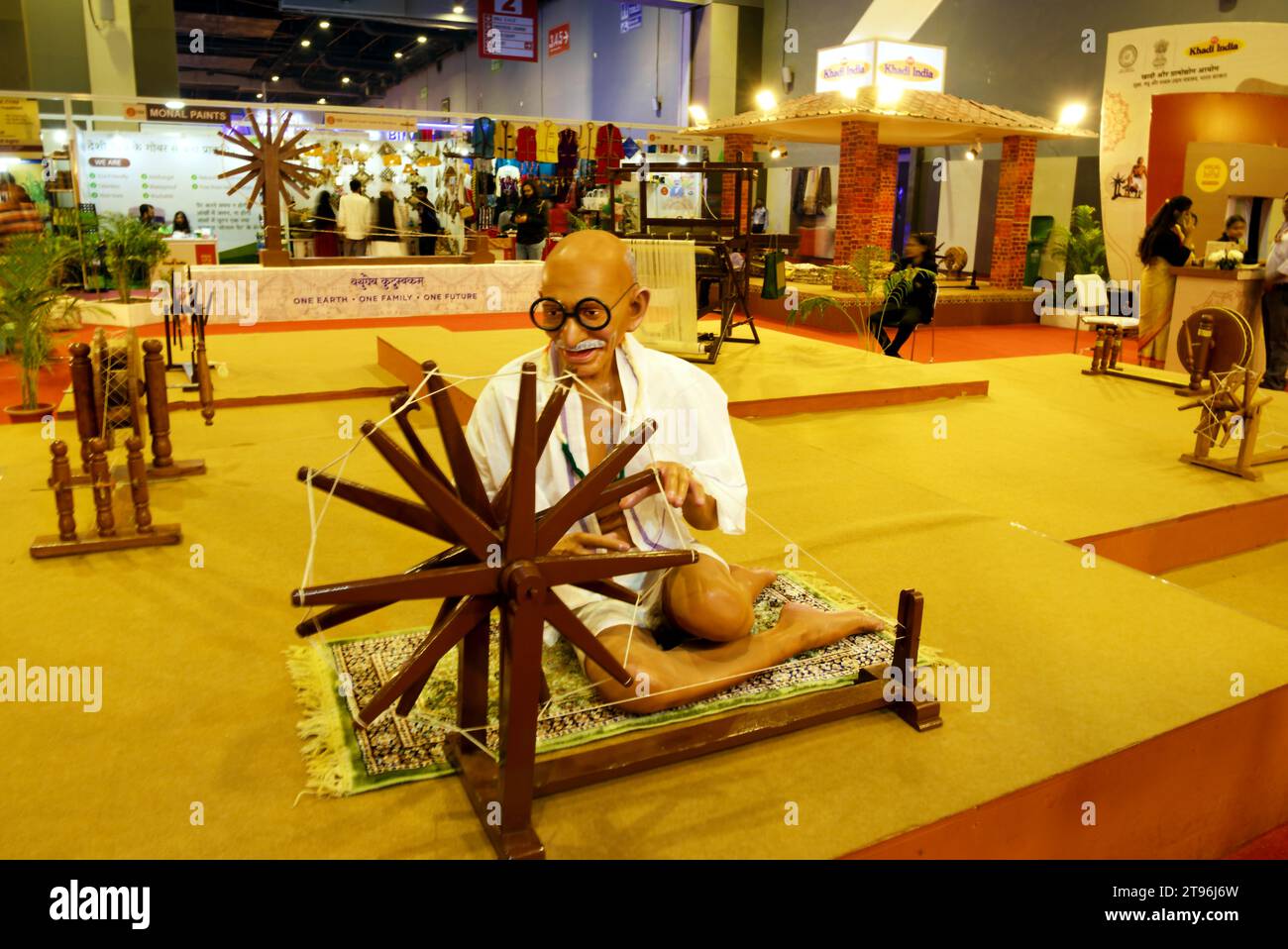 NEW DELHI - 20 NOVEMBRE 2023 : Stall Khadi India montrant la statue de Mahatma Gandhi à la roue tournante de la 42e foire commerciale internationale de l'Inde, étant h. Banque D'Images