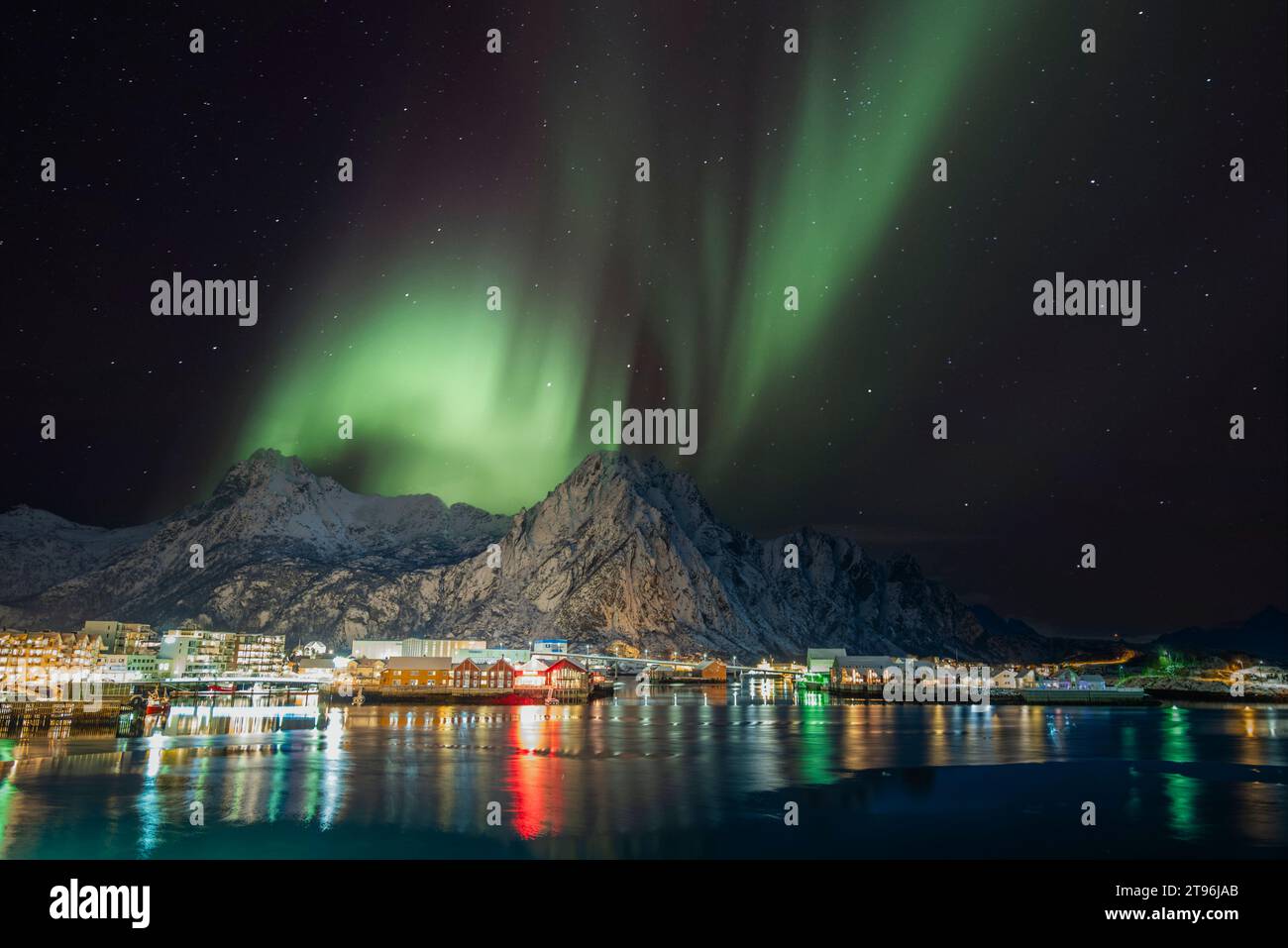 Aurores boréales à Svolvaer, îles Lofoten, Norvège. Banque D'Images