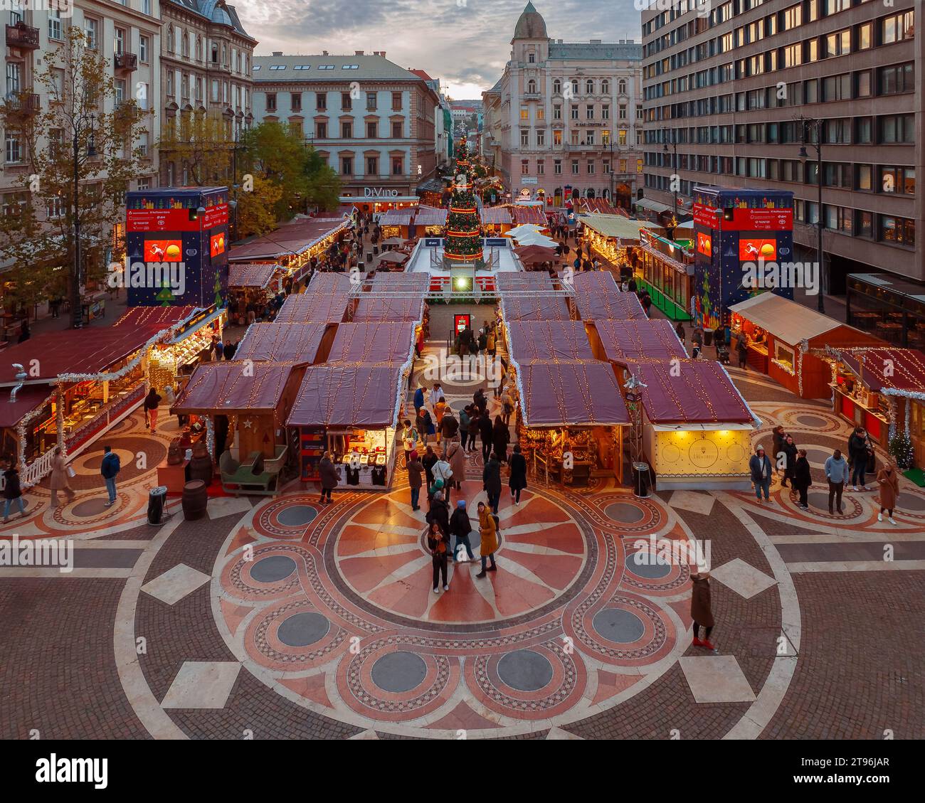 Célèbre marché de Noël quel nom est Basilique AVENT à Budapest Hongrie. En face du St. Basilique Stephens. Banque D'Images