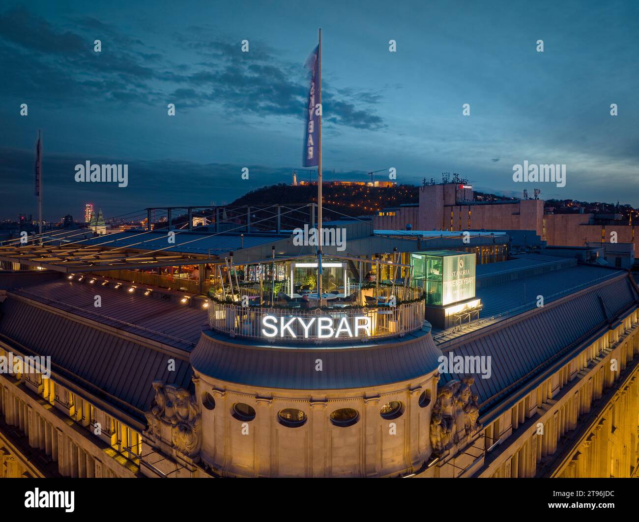 Bâtiment emblématique au carrefour de la rue Vaci et de la rue Fashion à Budapest, Hongrie. Il y a dans cette maison le Hard Rock café Budapest et le St an Banque D'Images