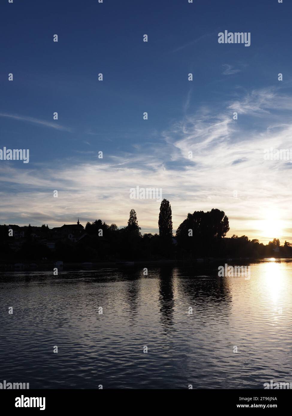 Soleil couché sur le Rhin près de European Stein am Rhein, canton Schaffhouse en Suisse, ciel nuageux en 2018 chaude soirée d'été le août - vertical Banque D'Images