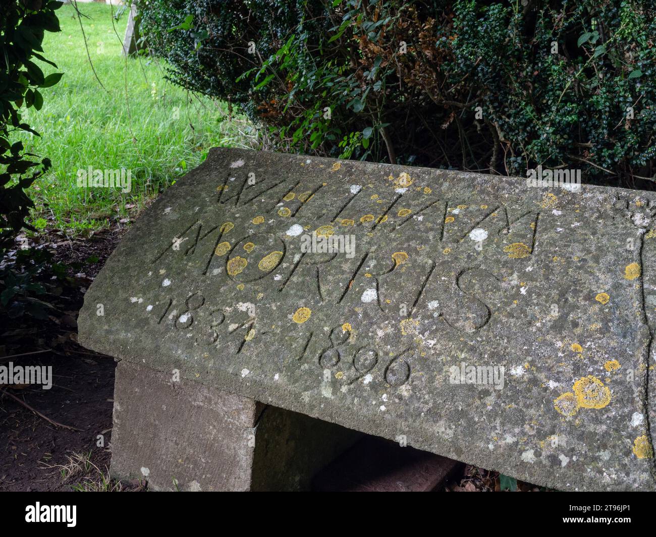 Tombe de l'artiste William Morris dans le cimetière de St George, Kelmscott, Oxfordshire, Royaume-Uni : pierre conçue par Philip Webb Banque D'Images