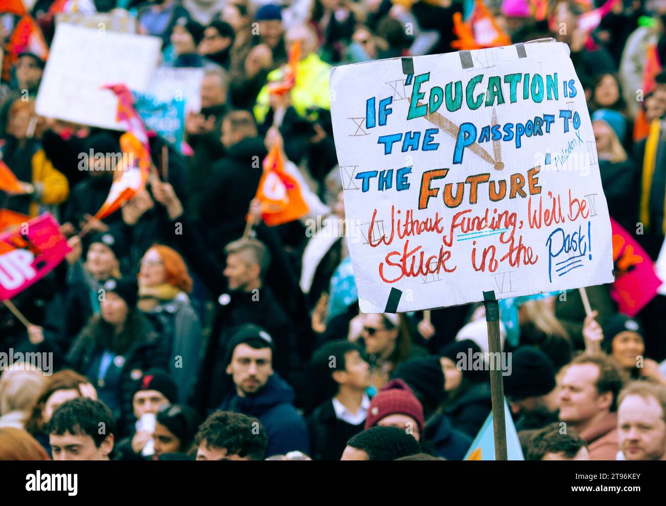 Des pancartes sont organisées lors d'une marche et d'un rassemblement organisés par le NEU (National Education Union) à Londres. Banque D'Images