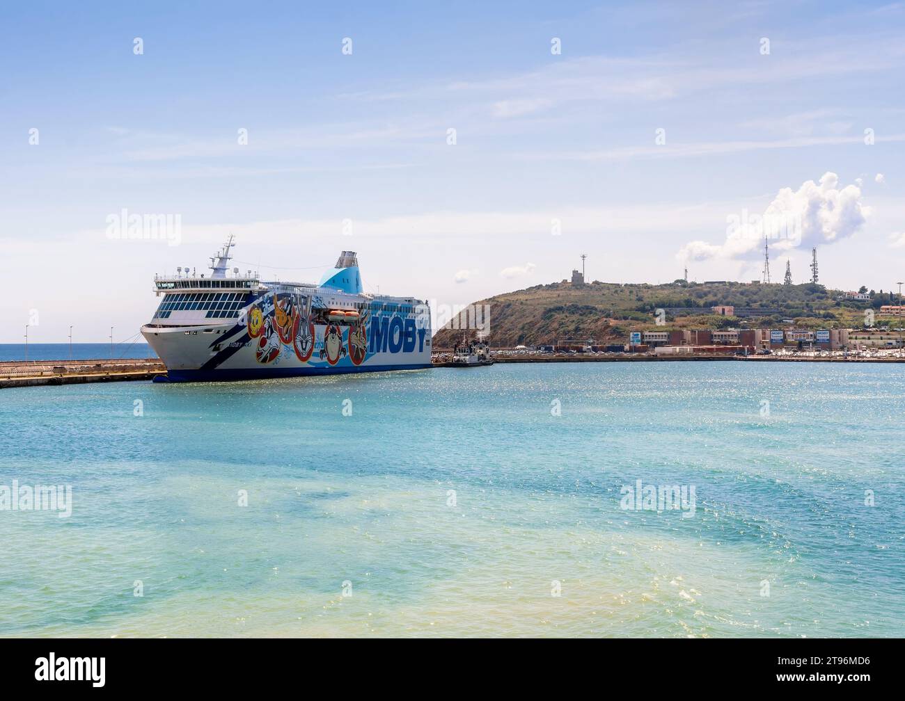 PIOMBINO, ITALIE - 18 août 2018 : vue d'une journée du ferry Moby Lines Aki avec des illustrations représentant des personnages de dessins animés dans le port de Piombino, en Italie. Société italienne Banque D'Images