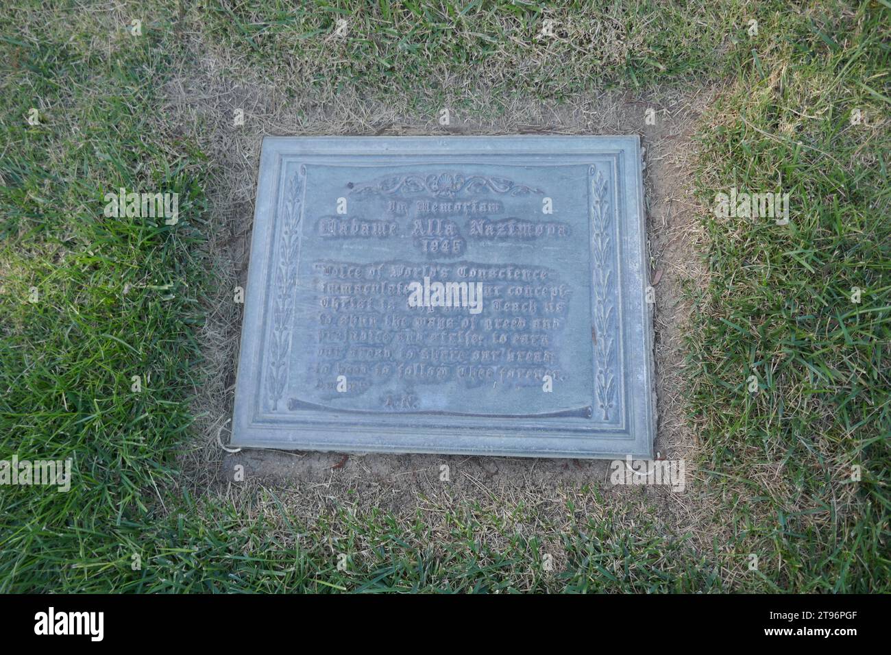 Glendale, Californie, États-Unis 21 novembre 2023 l'actrice Alla Nazimova tombe dans Whispering Pines Section au Forest Lawn Memorial Park le 21 novembre 2023 à Glendale, Californie, États-Unis. Photo de Barry King/Alamy stock photo Banque D'Images