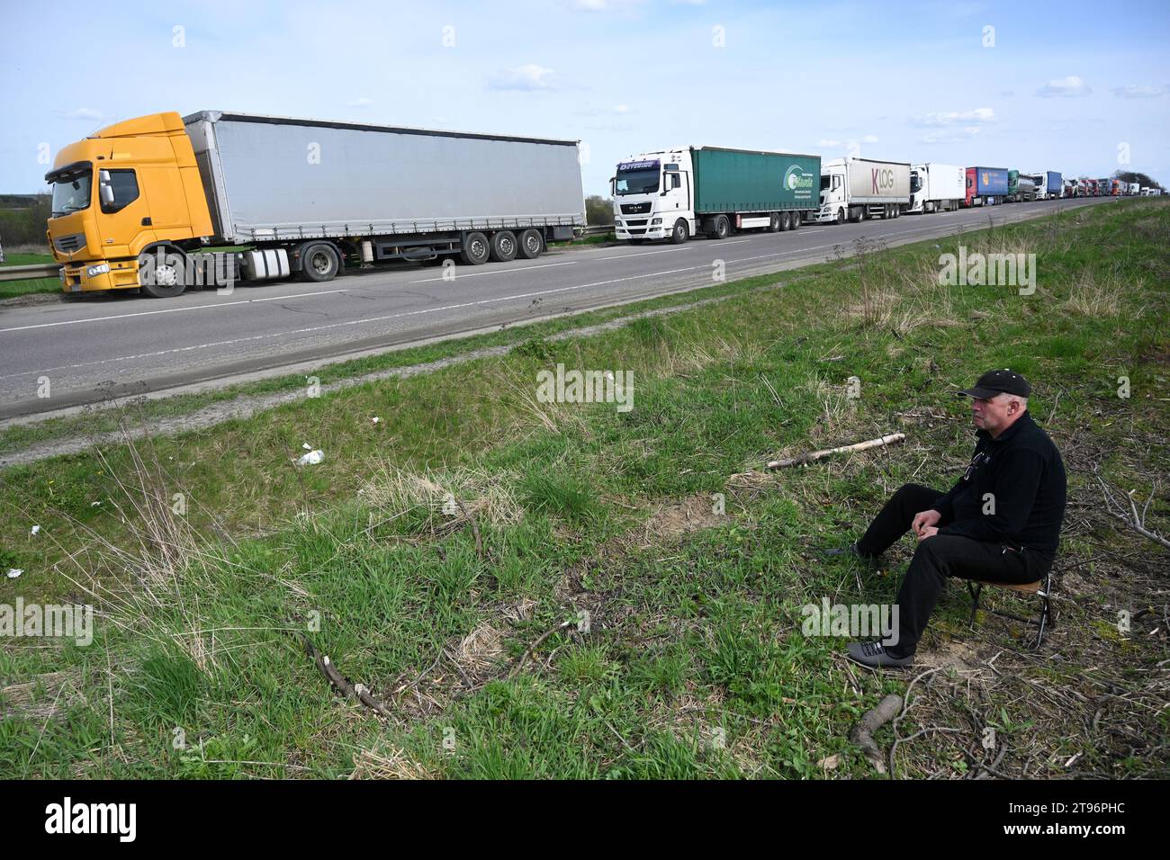 Région de Lviv, Ukraine - 18 avril 2023 : une longue file de camions près du poste de contrôle frontalier Rava-Ruska à la frontière ukraino-polonaise. Banque D'Images