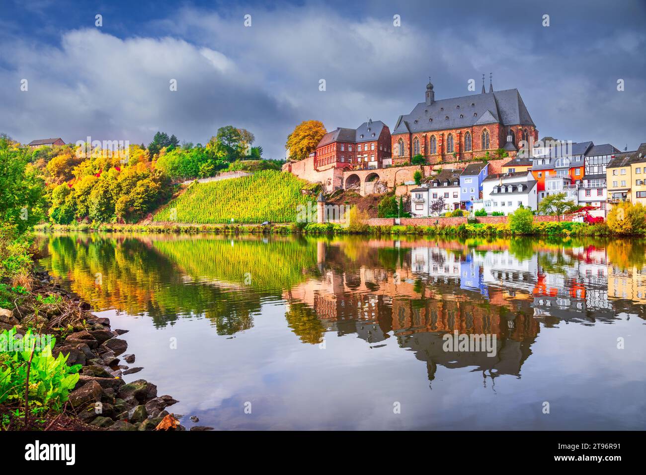 Saarburg, Allemagne. Belle ville, reflet de l'eau, lumière d'automne sur la rivière Sarre. Lieu célèbre en Europe. Banque D'Images