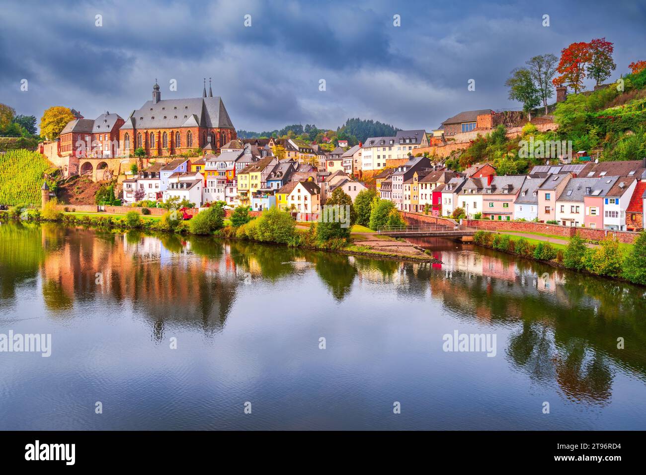 Saarburg, Allemagne. Douce belle lumière d'automne sur la rivière Sarre. Lieu célèbre en Europe. Banque D'Images